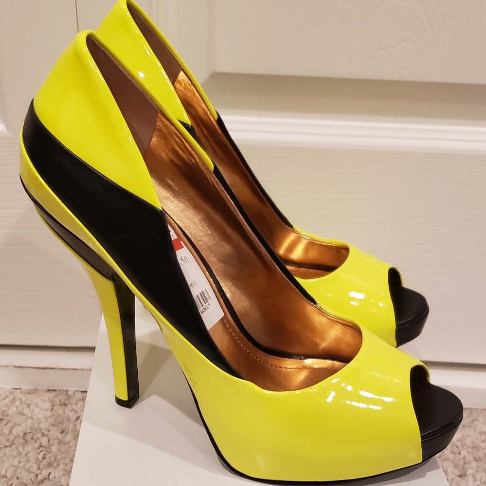 Yellow pumps